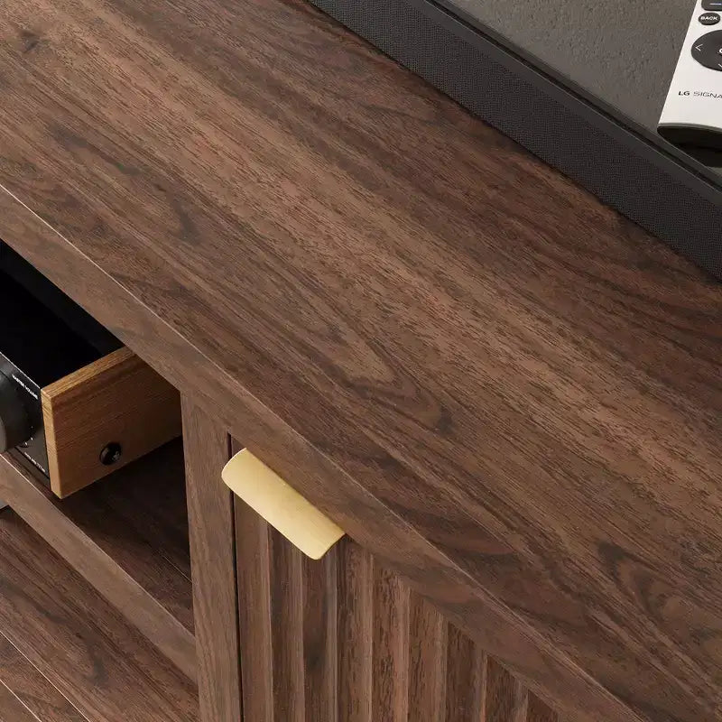 Mobile TV da 70 pollici con contenitore, anta scanalata e maniglia dorata, mobile console in legno per soggiorno e camera da letto
