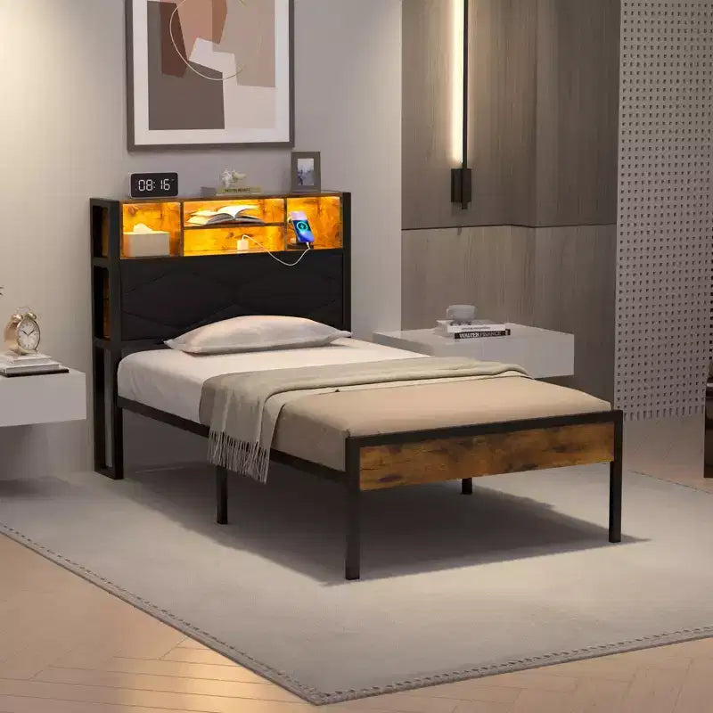 Letto imbottito con struttura in metallo, singolo/una piazza e mezza/matrimoniale, con stazione di ricarica, testiera contenitore con LED e prese USB, marrone