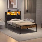 Letto imbottito con struttura in metallo, singolo/una piazza e mezza/matrimoniale, con stazione di ricarica, testiera contenitore con LED e prese USB, marrone