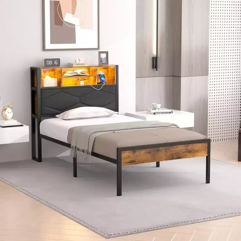 Letto imbottito con struttura in metallo, singolo/una piazza e mezza/matrimoniale, con stazione di ricarica, testiera contenitore con LED e prese USB, marrone