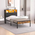 Letto imbottito con struttura in metallo, singolo/una piazza e mezza/matrimoniale, con stazione di ricarica, testiera contenitore con LED e prese USB, marrone