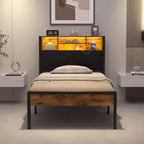 Letto imbottito con struttura in metallo, singolo/una piazza e mezza/matrimoniale, con stazione di ricarica, testiera contenitore con LED e prese USB, marrone