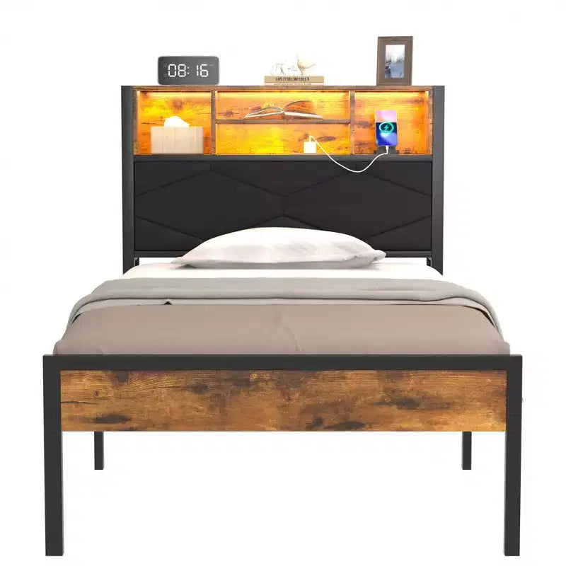 Letto imbottito con struttura in metallo, singolo/una piazza e mezza/matrimoniale, con stazione di ricarica, testiera contenitore con LED e prese USB, marrone