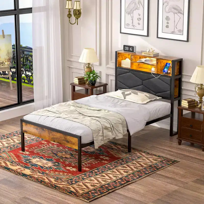 Letto imbottito con struttura in metallo, singolo/una piazza e mezza/matrimoniale, con stazione di ricarica, testiera contenitore con LED e prese USB, marrone