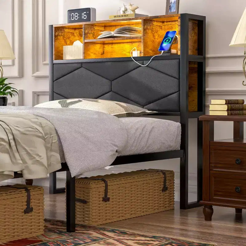 Letto imbottito con struttura in metallo, singolo/una piazza e mezza/matrimoniale, con stazione di ricarica, testiera contenitore con LED e prese USB, marrone