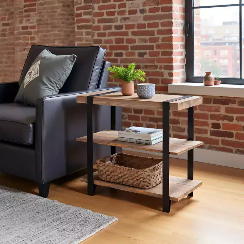 Tavolino finale Modesto largo 27" a 2 ripiani con cinturino in metallo, legno - Alaterre Furniture: Design industriale rustico, struttura nera