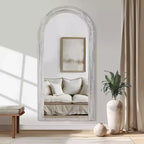 Specchio a figura intera con cornice ad arco in legno massello, design a scala