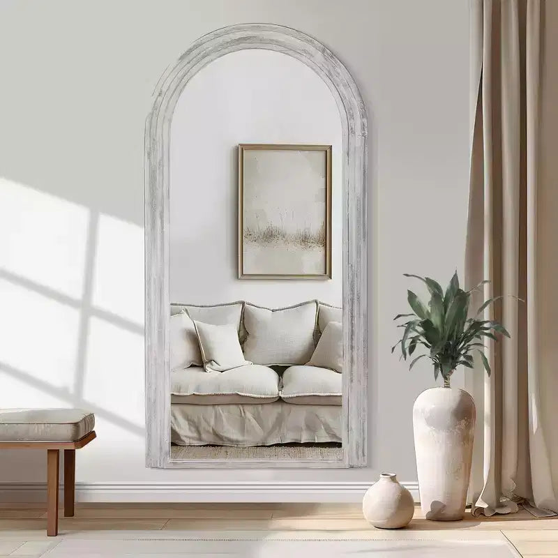 Specchio a figura intera con cornice ad arco in legno massello, design a scala
