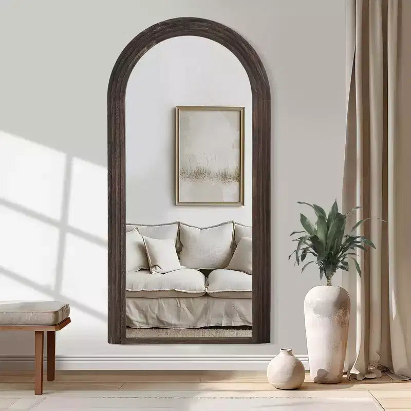 Specchio a figura intera con cornice ad arco in legno massello, design a scala