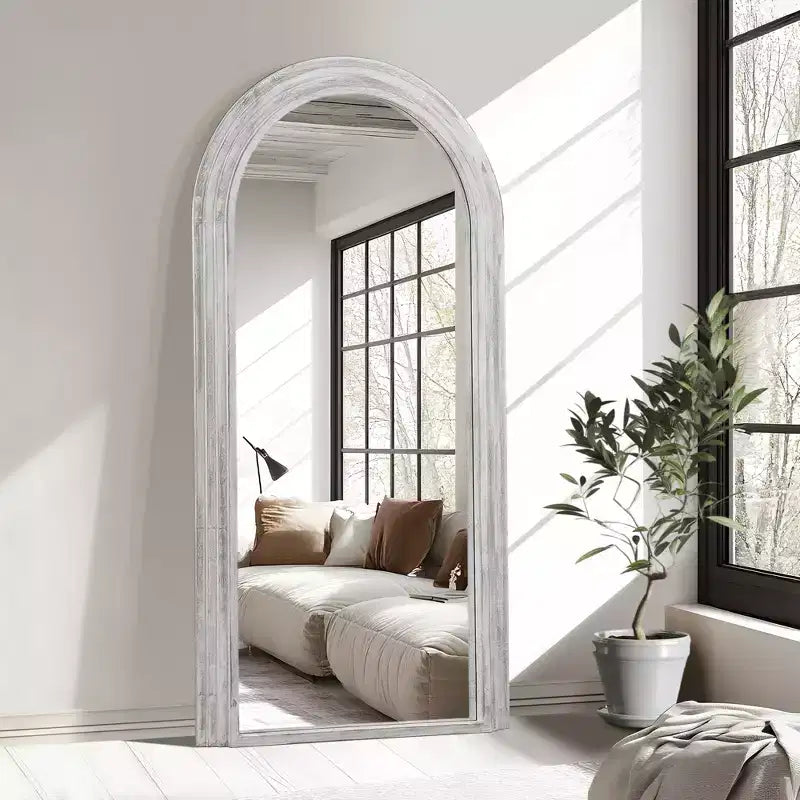 Specchio a figura intera con cornice ad arco in legno massello, design a scala