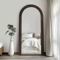 Specchio a figura intera con cornice ad arco in legno massello, design a scala