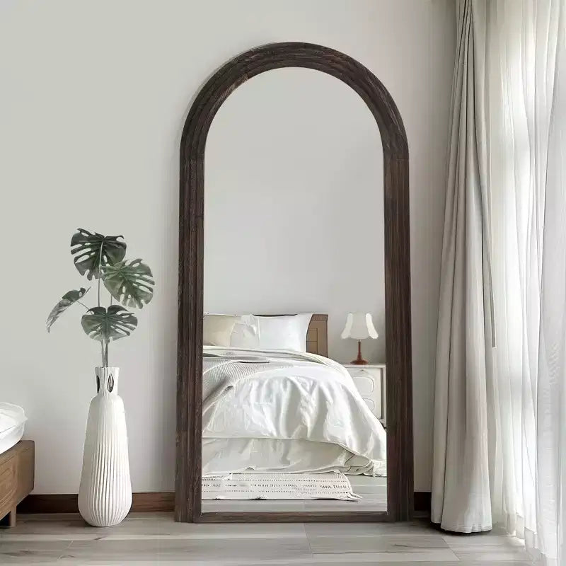 Specchio a figura intera con cornice ad arco in legno massello, design a scala