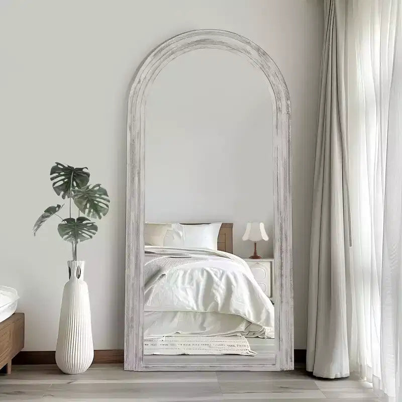 Specchio a figura intera con cornice ad arco in legno massello, design a scala