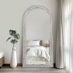 Specchio a figura intera con cornice ad arco in legno massello, design a scala